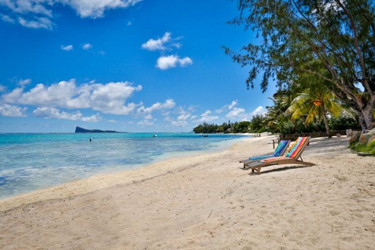 Villa-Azure-sun-loungers
