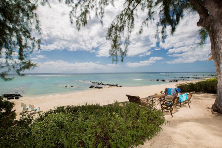 Villa-Tamarin-beach-2