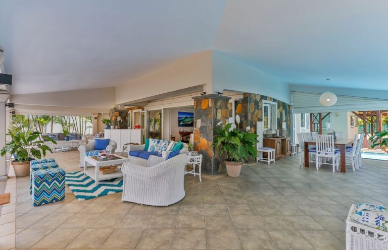 Villa-Tamarin-outside-2