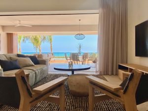 Pointe Azur Lounge Living
