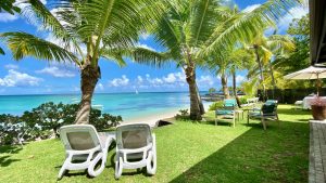 Villa Frensia - Beachfront garden sun beds