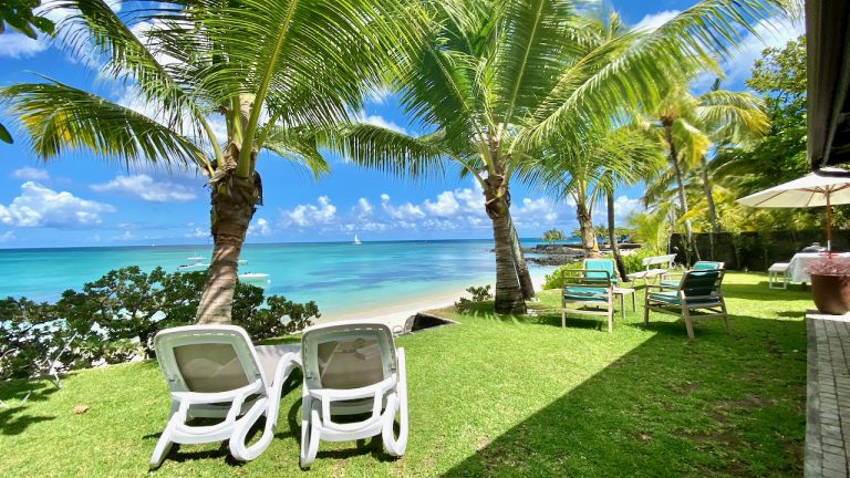 Villa Frensia - Bains de soleil dans le jardin en bord de mer