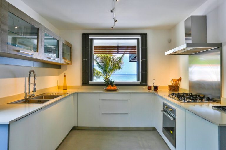 Villa-Azure-kitchen