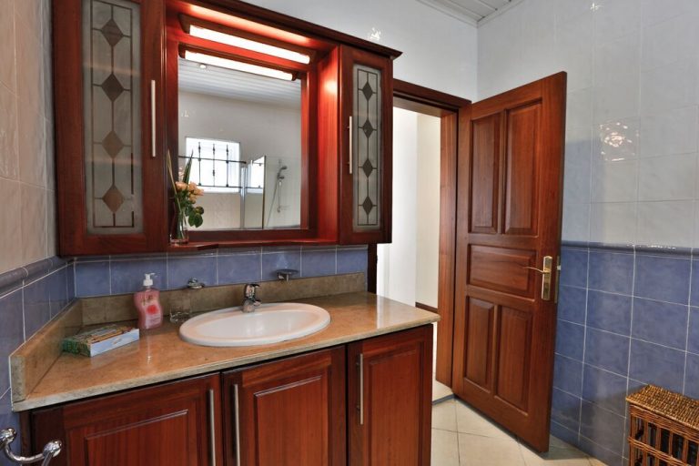 Villa-Tamarin-bathroom