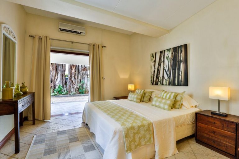 Villa-Tamarin-bedroom-3