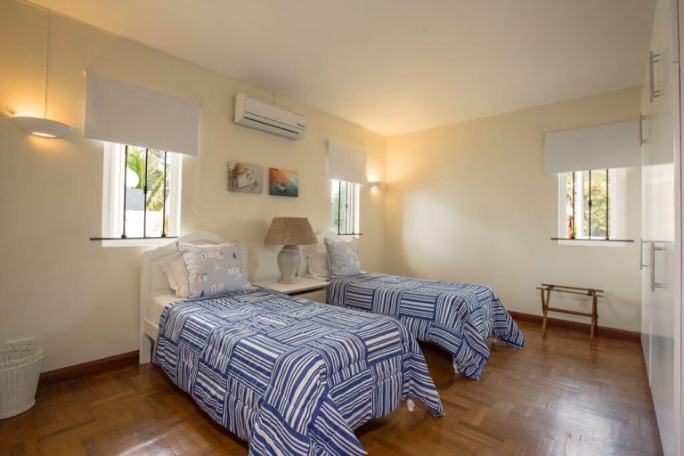 Villa-Tamarin-bedroom-5