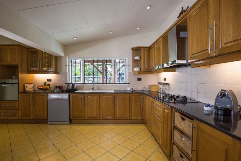 Villa-Tamarin-kitchen